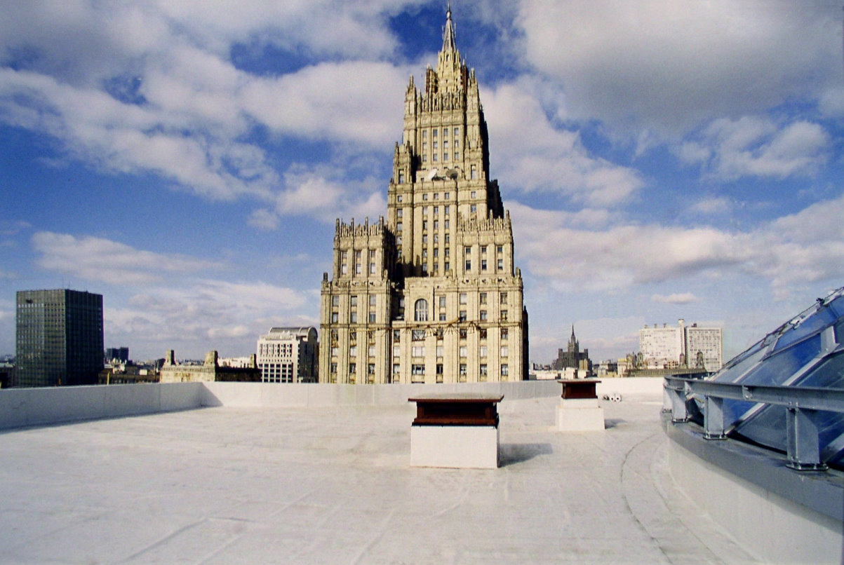 Ремонт кровли здания в Москве
